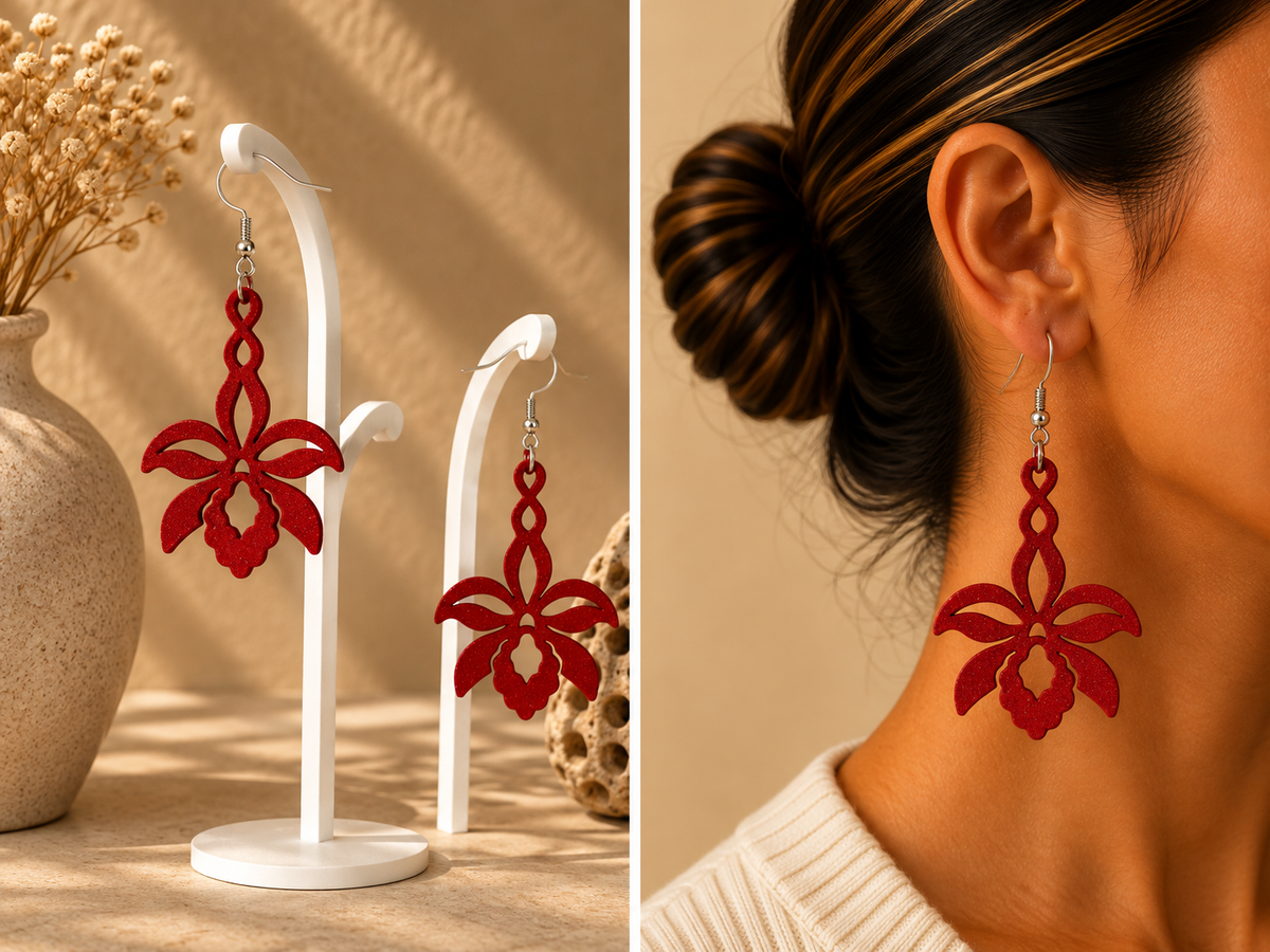 Boucles d’oreilles rouges au motif floral de cattleya ajouré, présentées sur support et portées