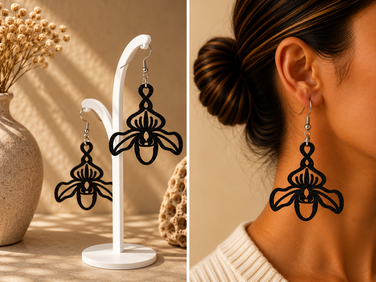 Boucles d’oreilles noires au motif d’orchidée paphiopedilum ajouré, présentées sur support et portées
