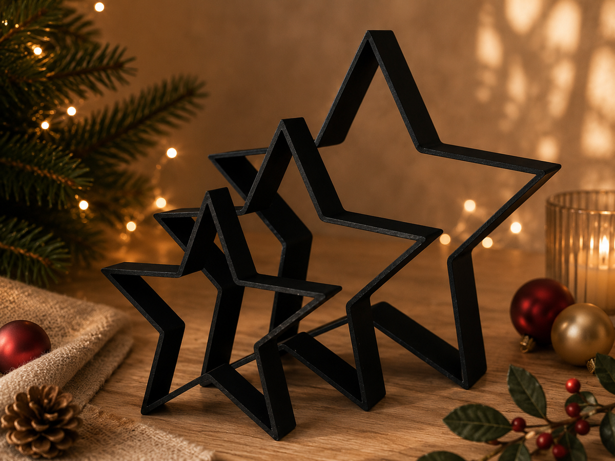 Trio d’étoiles décoratives ajourées noires de trois tailles, à poser.