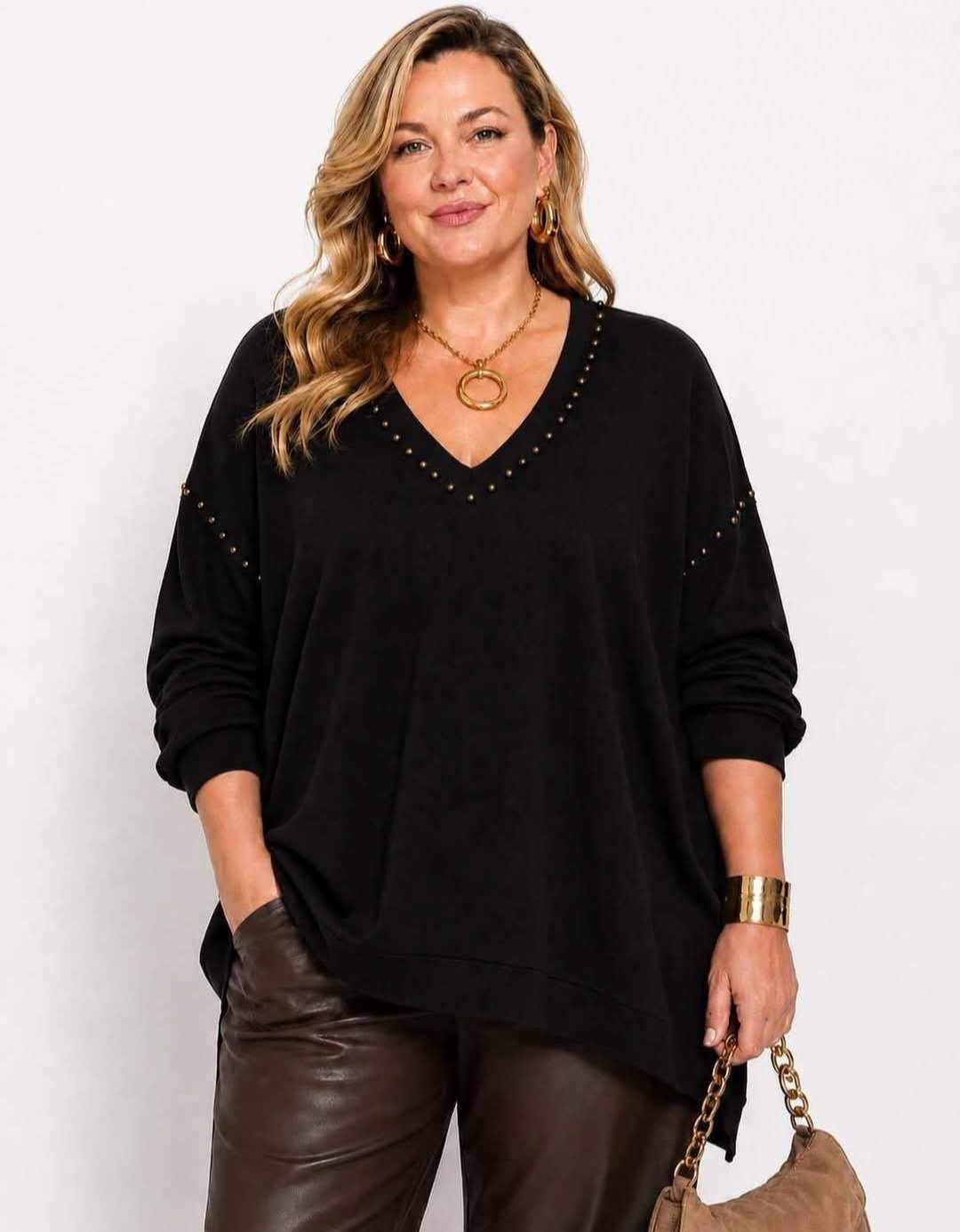 Pull Oversize Col V Clous Dorés Manches Chauve-Souris Maille Douce