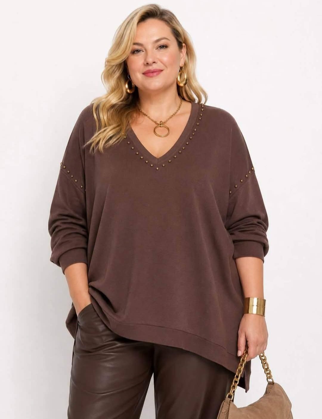Pull Oversize Col V Clous Dorés Manches Chauve-Souris Maille Douce