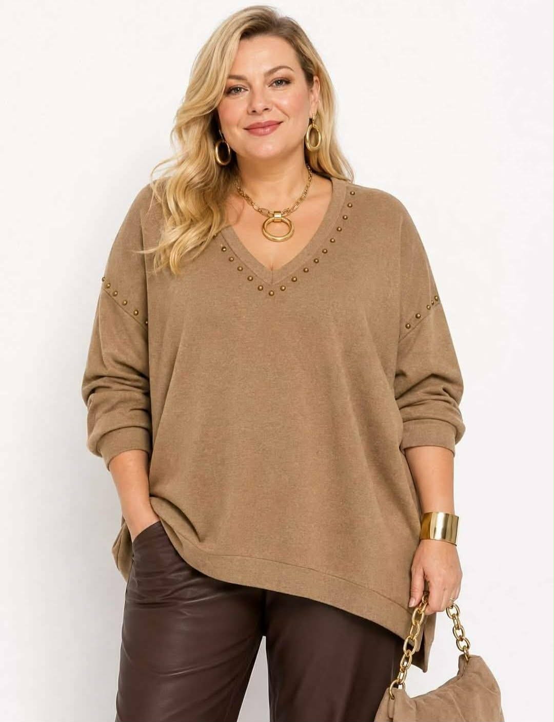Pull Oversize Col V Clous Dorés Manches Chauve-Souris Maille Douce
