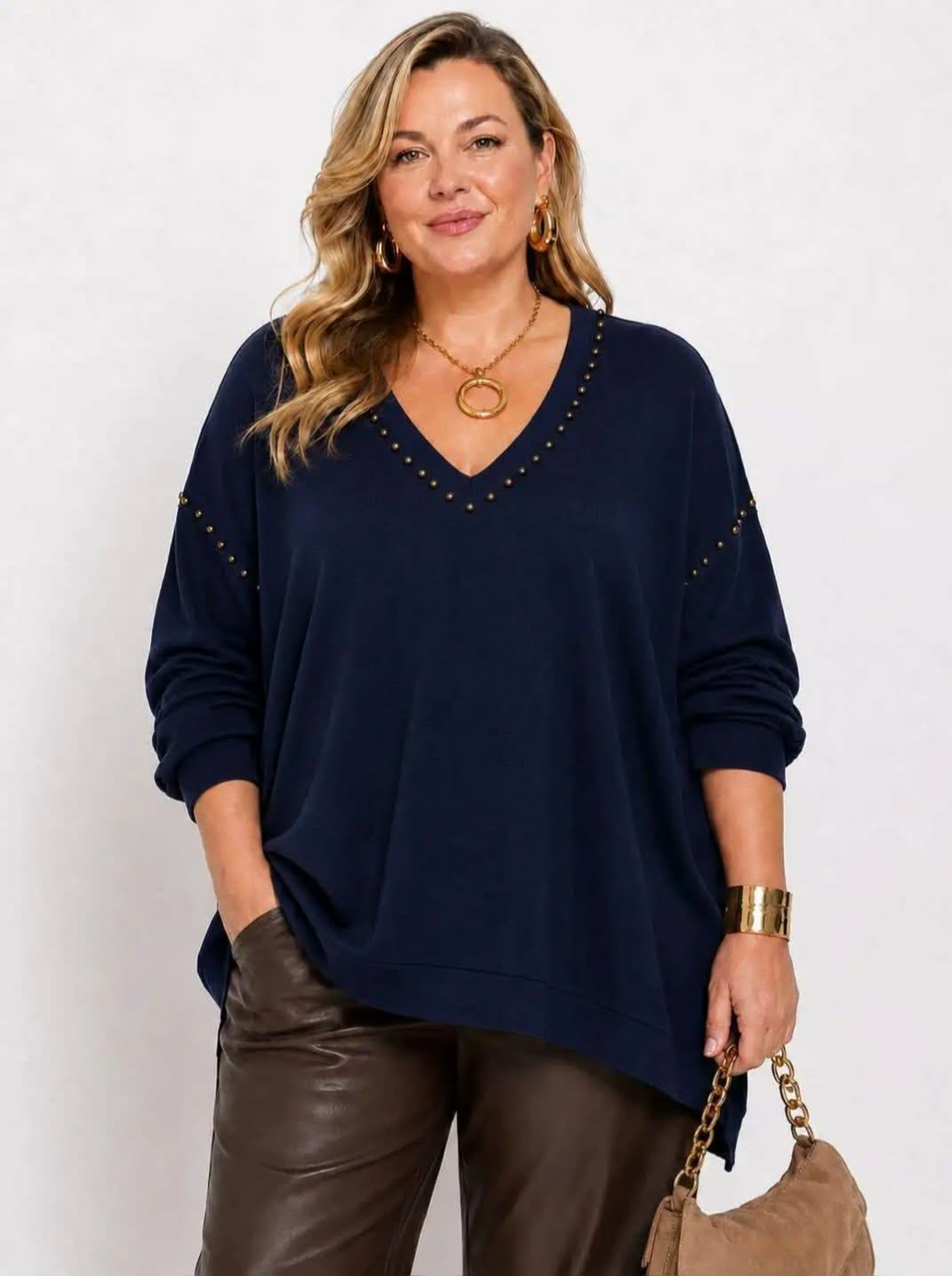 Pull Oversize Col V Clous Dorés Manches Chauve-Souris Maille Douce