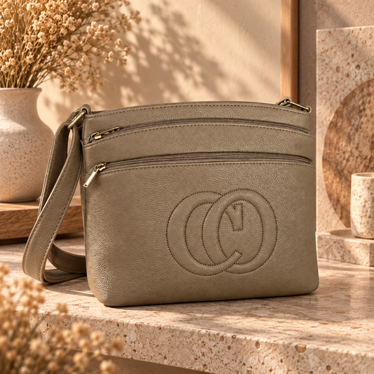 Sac Bandoulière Crossbody Simili Cuir Grainé 3 Compartiments Zip Logo Relief Quincaillerie Dorée