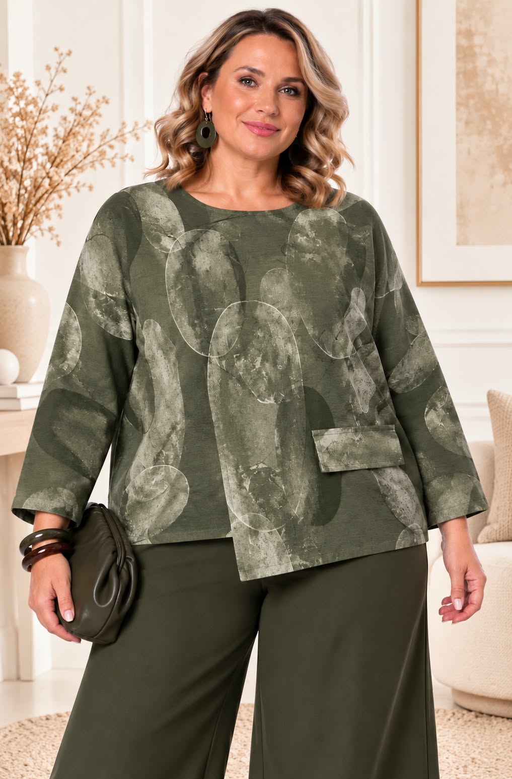 Vue de face du top ample à motif abstrait en coloris taupe et brun, avec encolure ronde, manches trois-quarts et panneau asymétrique devant.