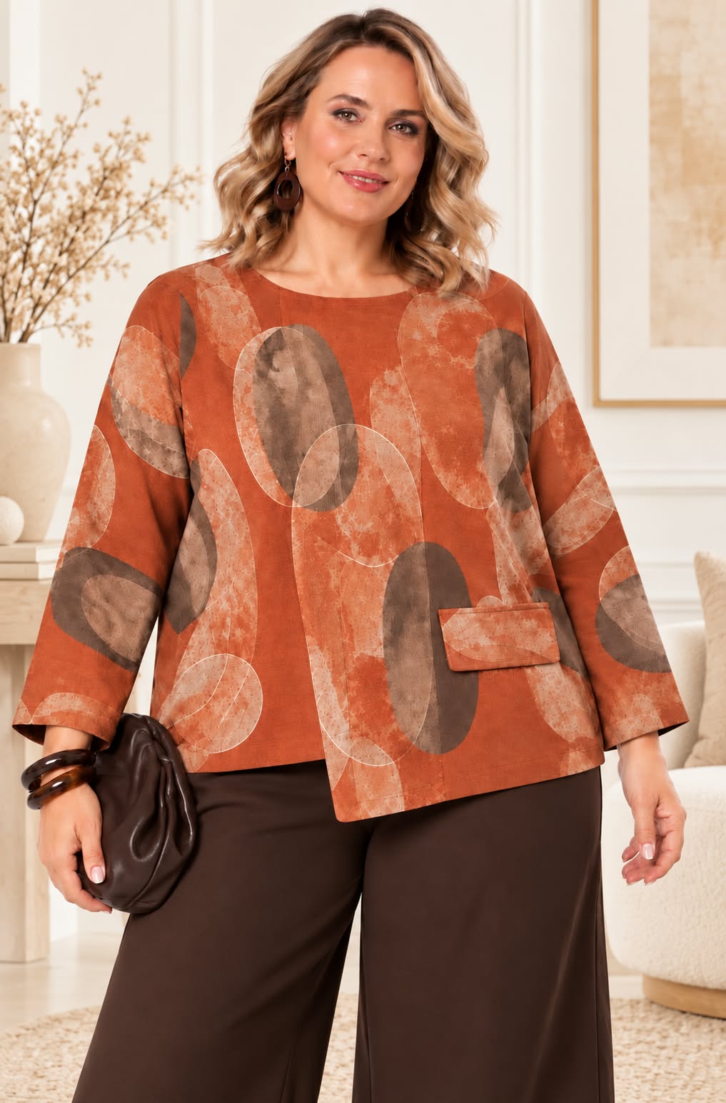 Vue de face du top ample à motif abstrait en coloris kaki, avec encolure ronde, manches trois-quarts et panneau asymétrique devant.
