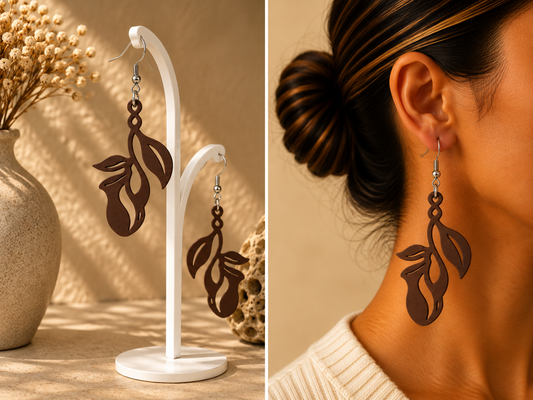 Boucles d’oreilles couleur chocolat au motif végétal inspiré du népenthès, présentées sur support et portées