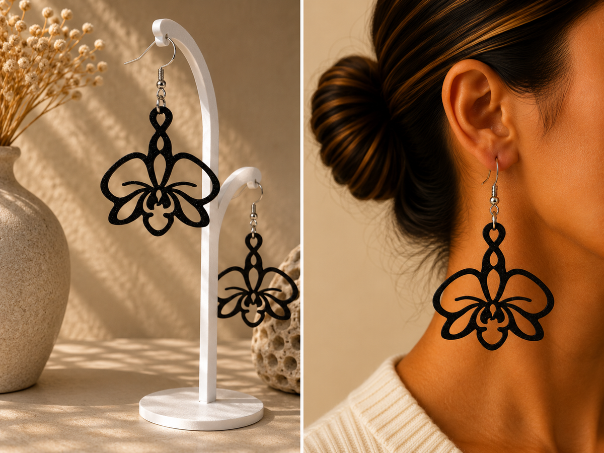 Boucles d’oreilles noires au motif d’orchidée phalaenopsis ajouré, présentées sur support et portées