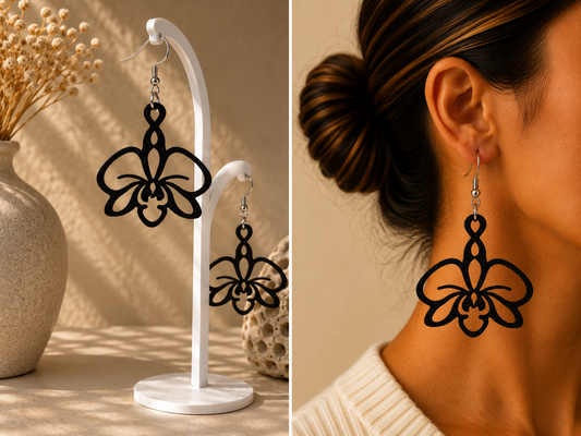 Boucles d’oreilles noires au motif d’orchidée phalaenopsis ajouré, présentées sur support et portées